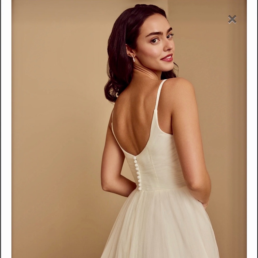 Elegant Ivory Spaghetti-Strap Tulle Wedding Gown - Picture 3 of 16